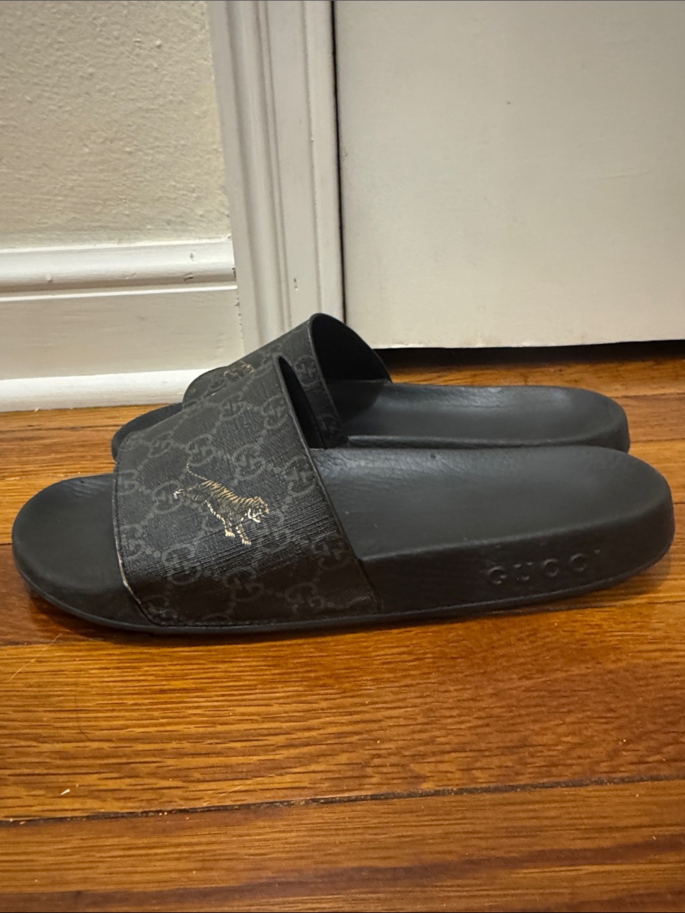 Well Loved Authentic Gucci Supreme Tiger Slides Size 7.5 Men 9 Women - Picture 2 of 6